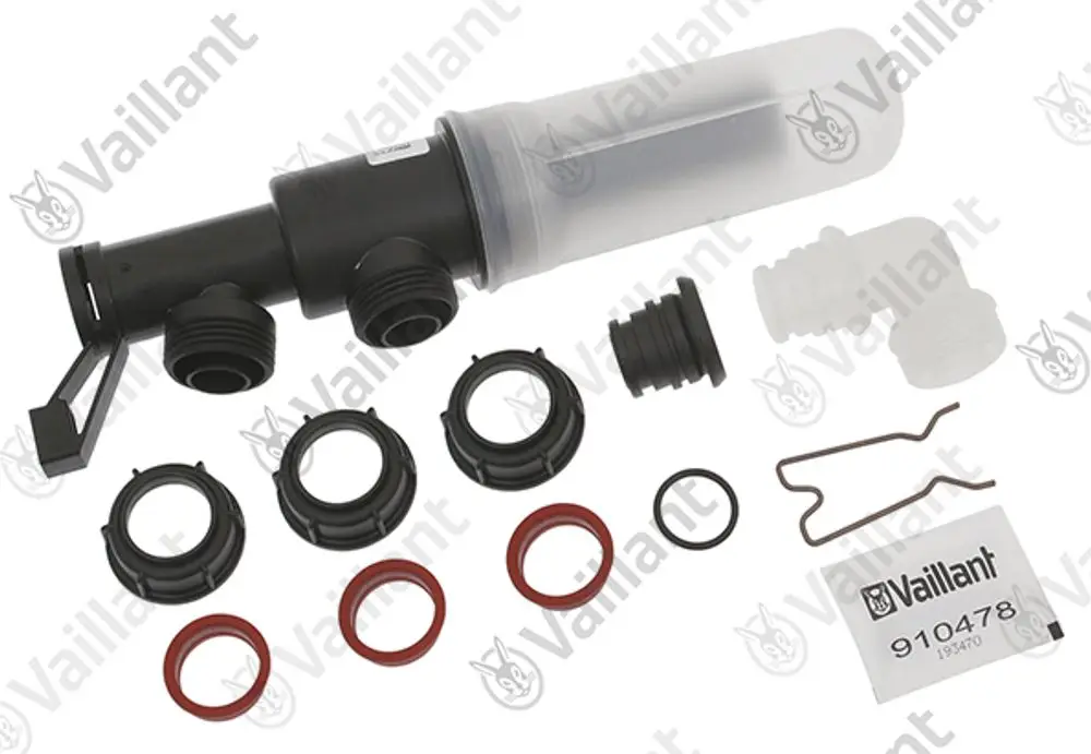 Vaillant-Produkt bestehend aus einem Siphon mit verschiedenen Dichtungen und einem Anschlussstück, zusammen mit einem Montageset aus Draht und einem Etikett.